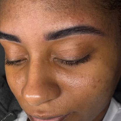 Polished brows and lashes with a smooth, luminous finish