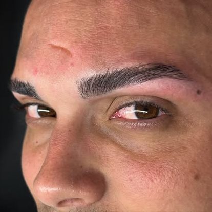 Full, brushed-up brows after a lamination and shaping service